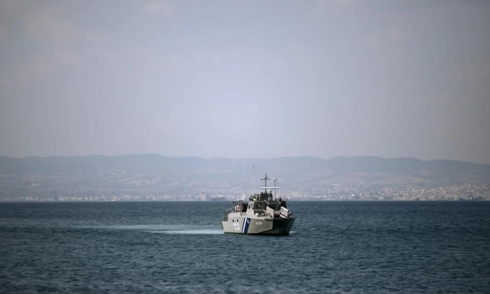 Λέσβος: Μετανάστες τρύπησαν τη λέμβο τους, μόλις είδαν το Λιμενικό να πλησιάζει